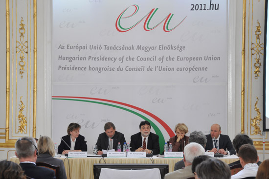 20110331szt_Kohezioskonferencia_Fellegi_Hahn_Hubner001